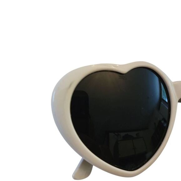 White Heart Shaped ME Italy Design Sunglasses with NEW Soft Leather Case - Picture 9 of 12